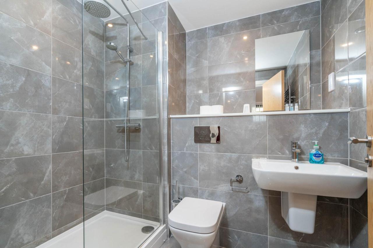Maevela Apartments - Luxury Broad St Apartment - 2 Bed, 2 Bath - City Centre/Cube/Mailbox - With Underground Parking ✓- L Shape Sofa, Large 50 Inch Smart Tv With Free Netflix & Wifi Birmingham Esterno foto